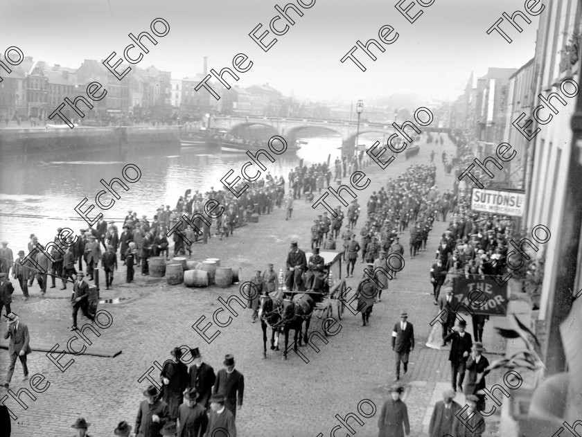 822726 
 For 'READY FOR TARK'
Funeral of General Michael Collins proceeds along Patrick's Quay, Cork in August, 1922. Ref. 1506. Old black and white funerals Irish Civil War