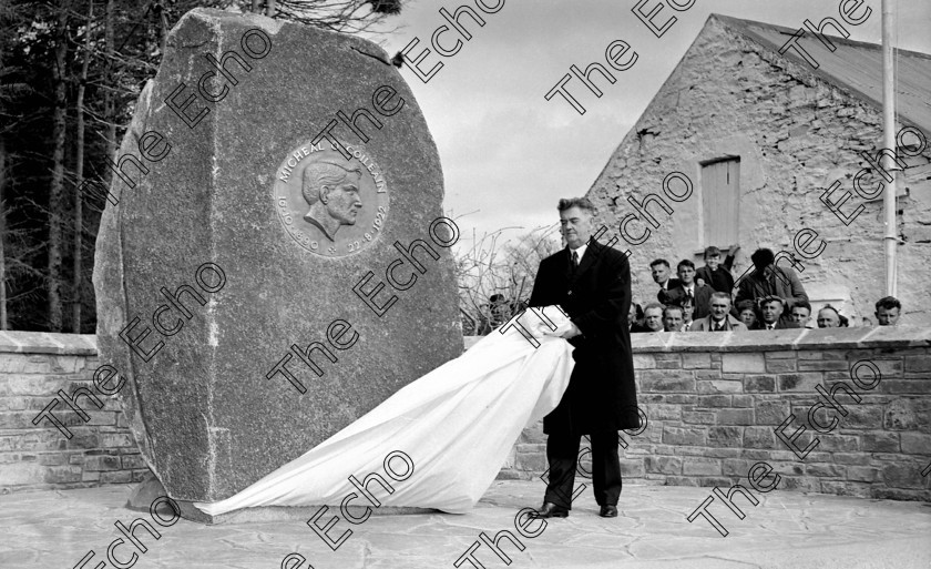 1265392 
 Unveiling of Michael Collins memorial in West Cork by General Tom Barry Ref. 264-32 Old black and white