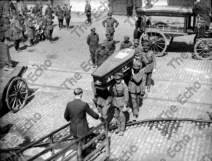 856159 
 For 'READY FOR TARK'
The coffin of General Michael Collins is carried aboard the 'Classic' at Custom House Quay, Cork to be transported by sea to Dublin in August, 1922. Ref. 1506. Old black and white funerals Irish Civil War