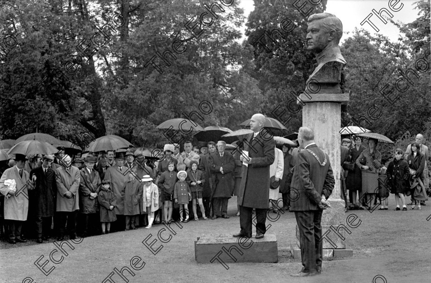 932226 
 For 'READY FOR TARK'
Statue of Michael Collins (by Seamus Murphy) is unveiled at Fitzgerald's Park, Cork by President Cearbhal O'Dalaigh 19/6/1966 Ref. 24/37 old black and white sculptures